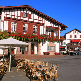 place avec restaurant